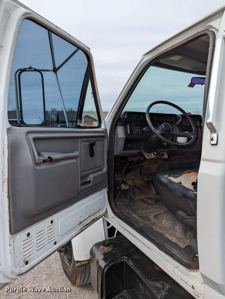 image for item DR6835 1999 Ford F800  truck cab and chassis