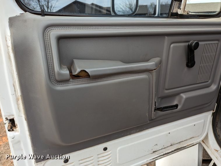 image for item DR6835 1999 Ford F800  truck cab and chassis