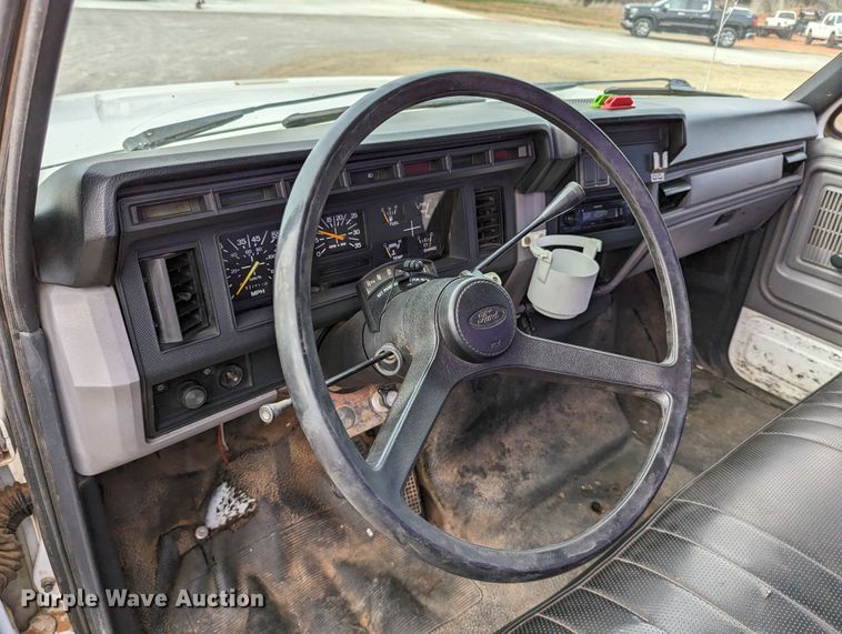 image for item DR6835 1999 Ford F800  truck cab and chassis