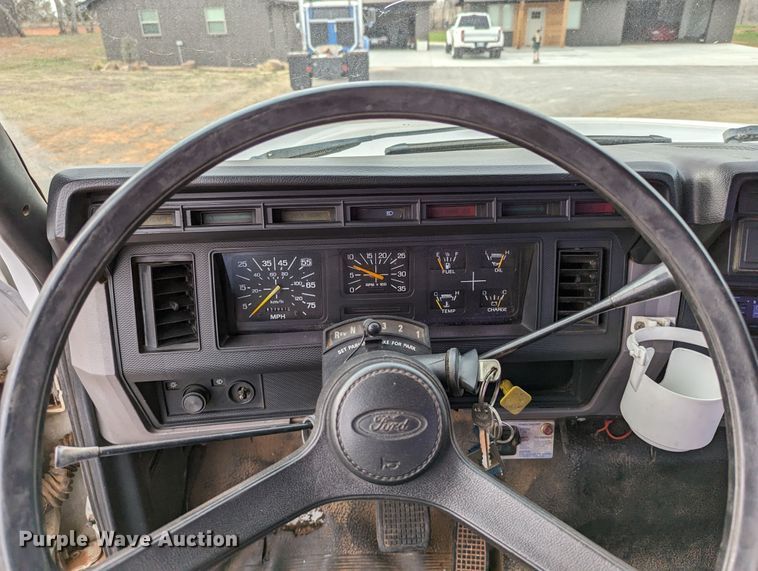 image for item DR6835 1999 Ford F800  truck cab and chassis