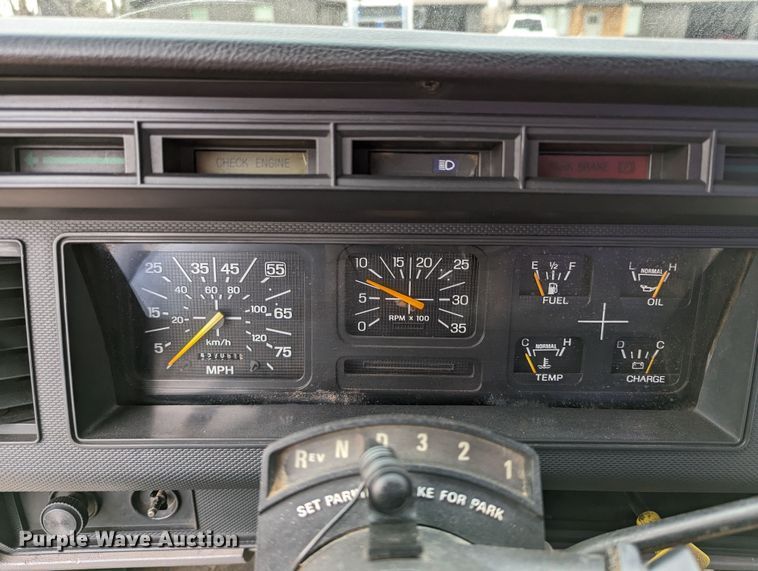 image for item DR6835 1999 Ford F800  truck cab and chassis