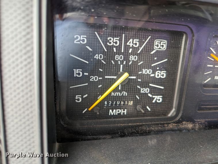 image for item DR6835 1999 Ford F800  truck cab and chassis