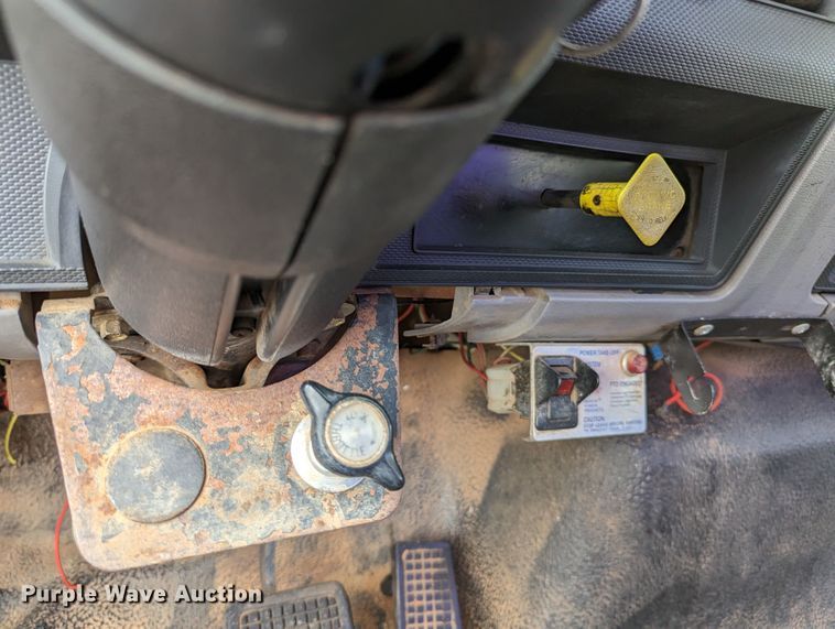 image for item DR6835 1999 Ford F800  truck cab and chassis