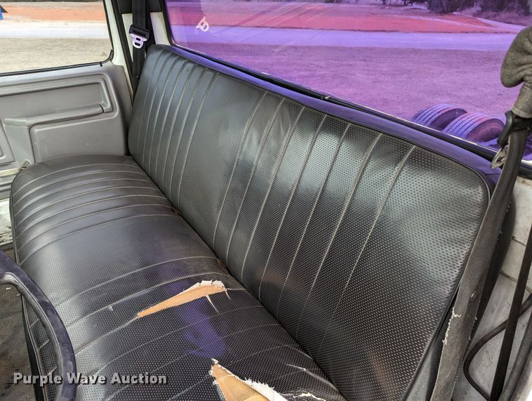 image for item DR6835 1999 Ford F800  truck cab and chassis