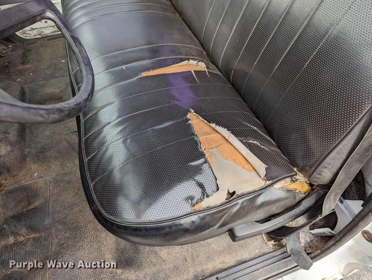 image for item DR6835 1999 Ford F800  truck cab and chassis