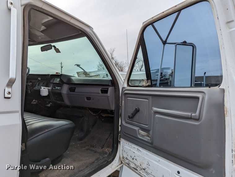 image for item DR6835 1999 Ford F800  truck cab and chassis