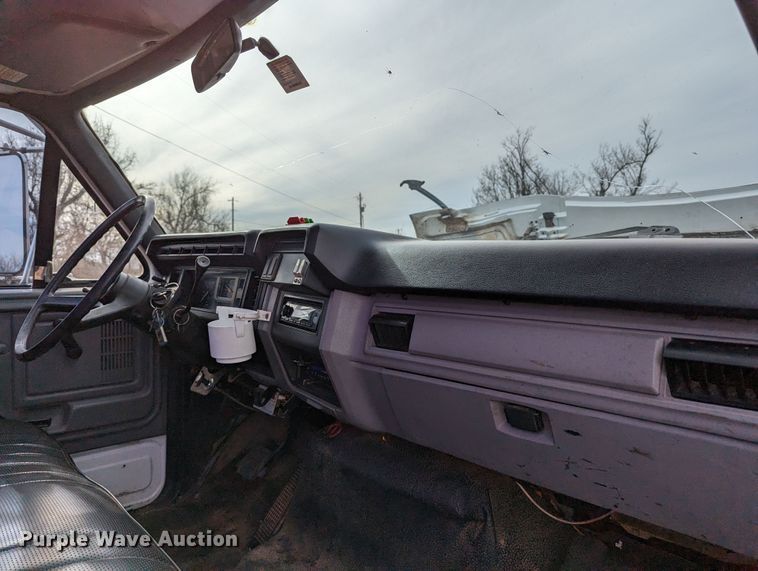 image for item DR6835 1999 Ford F800  truck cab and chassis