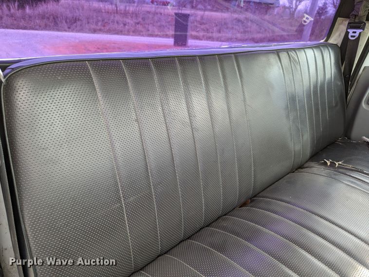 image for item DR6835 1999 Ford F800  truck cab and chassis