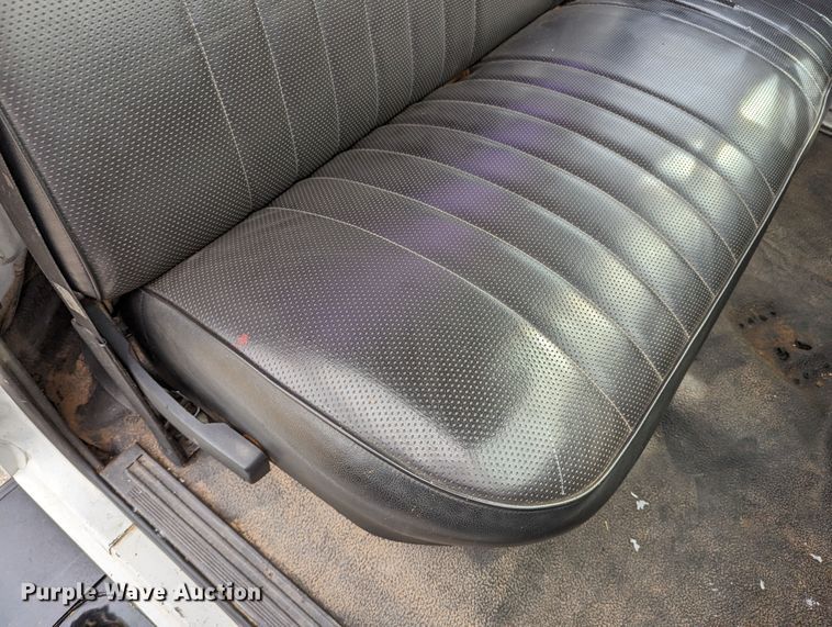 image for item DR6835 1999 Ford F800  truck cab and chassis