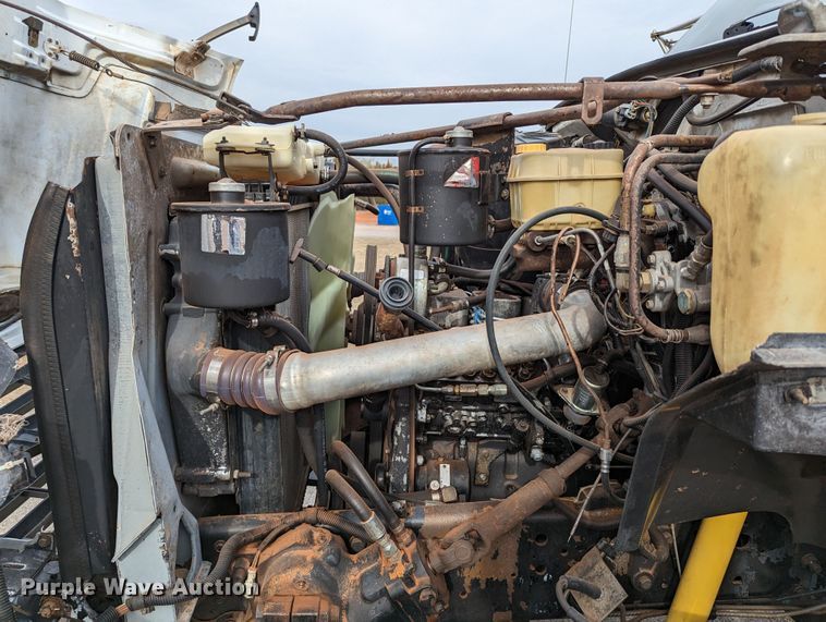 image for item DR6835 1999 Ford F800  truck cab and chassis