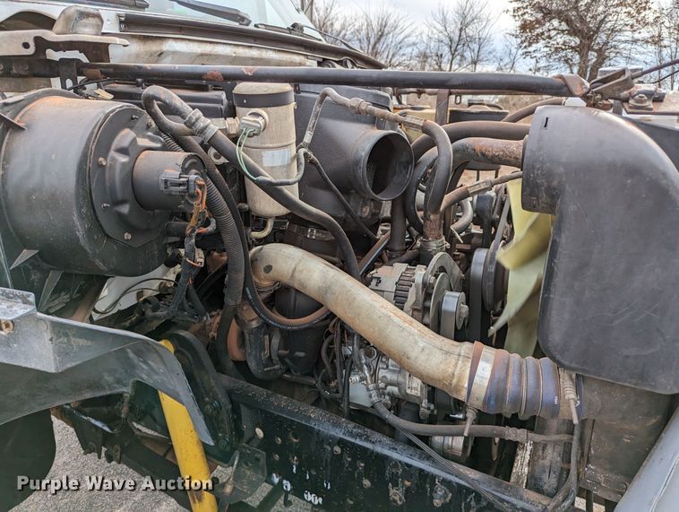 image for item DR6835 1999 Ford F800  truck cab and chassis