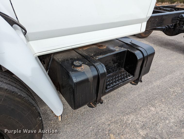 image for item DR6835 1999 Ford F800  truck cab and chassis