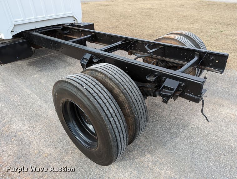 image for item DR6835 1999 Ford F800  truck cab and chassis