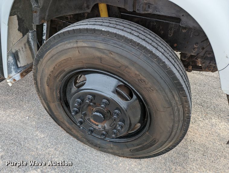 image for item DR6835 1999 Ford F800  truck cab and chassis