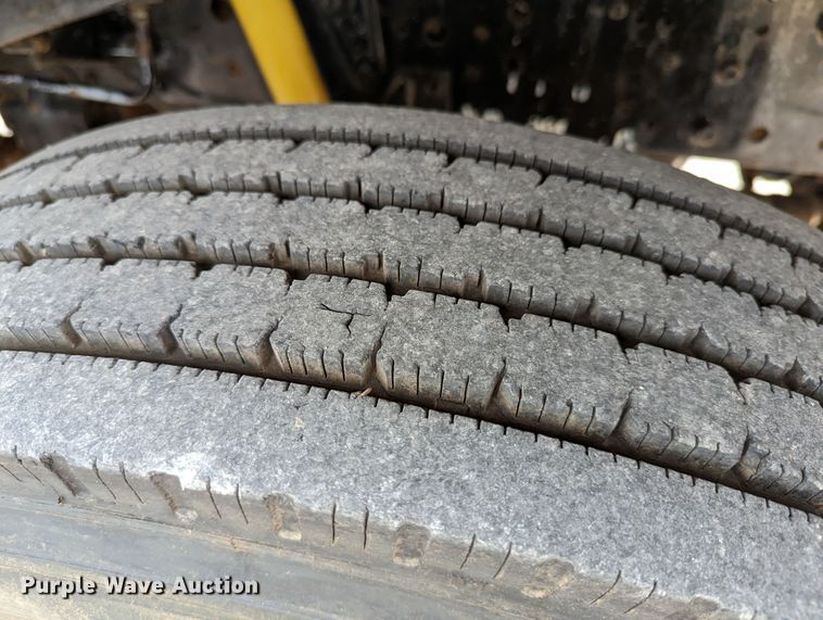 image for item DR6835 1999 Ford F800  truck cab and chassis