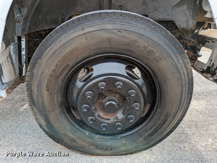 image for item DR6835 1999 Ford F800  truck cab and chassis