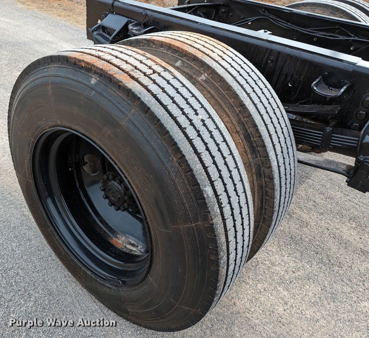 image for item DR6835 1999 Ford F800  truck cab and chassis