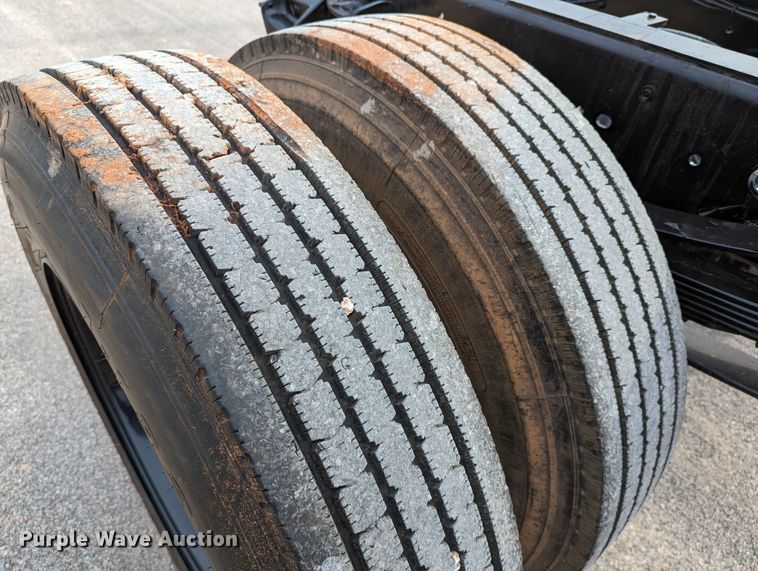 image for item DR6835 1999 Ford F800  truck cab and chassis