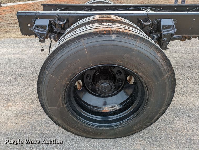 image for item DR6835 1999 Ford F800  truck cab and chassis