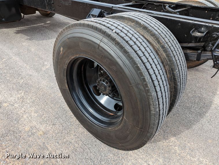 image for item DR6835 1999 Ford F800  truck cab and chassis