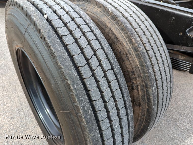 image for item DR6835 1999 Ford F800  truck cab and chassis