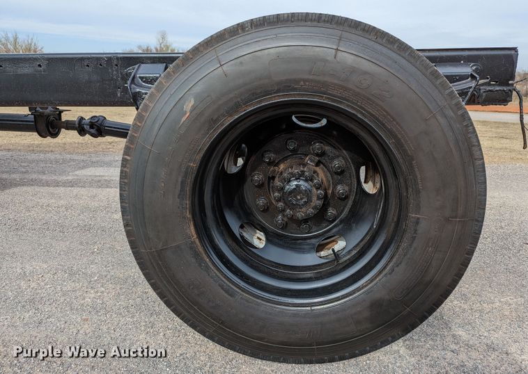 image for item DR6835 1999 Ford F800  truck cab and chassis