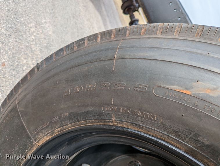 image for item DR6835 1999 Ford F800  truck cab and chassis