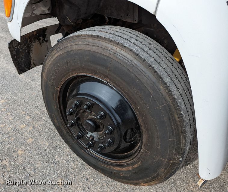 image for item DR6835 1999 Ford F800  truck cab and chassis