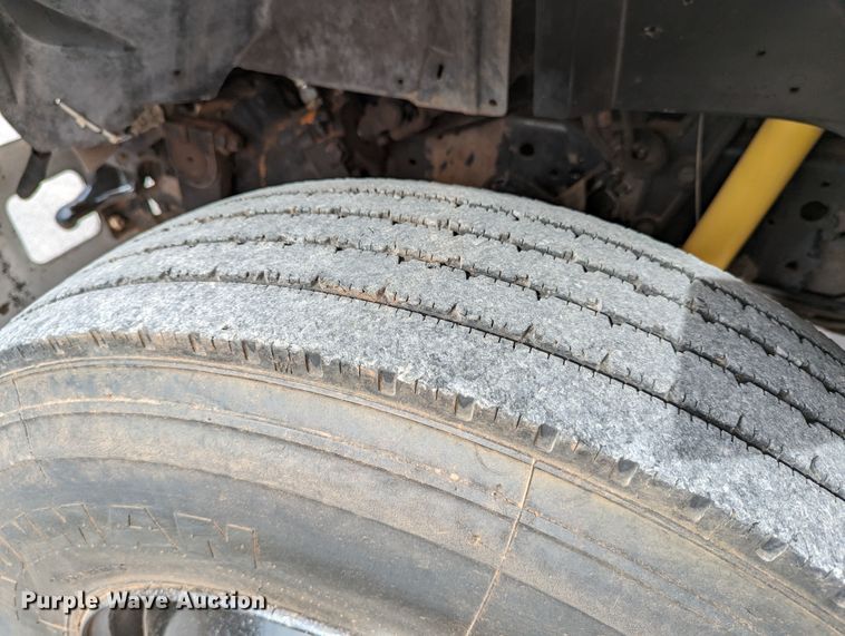 image for item DR6835 1999 Ford F800  truck cab and chassis