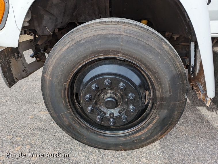 image for item DR6835 1999 Ford F800  truck cab and chassis