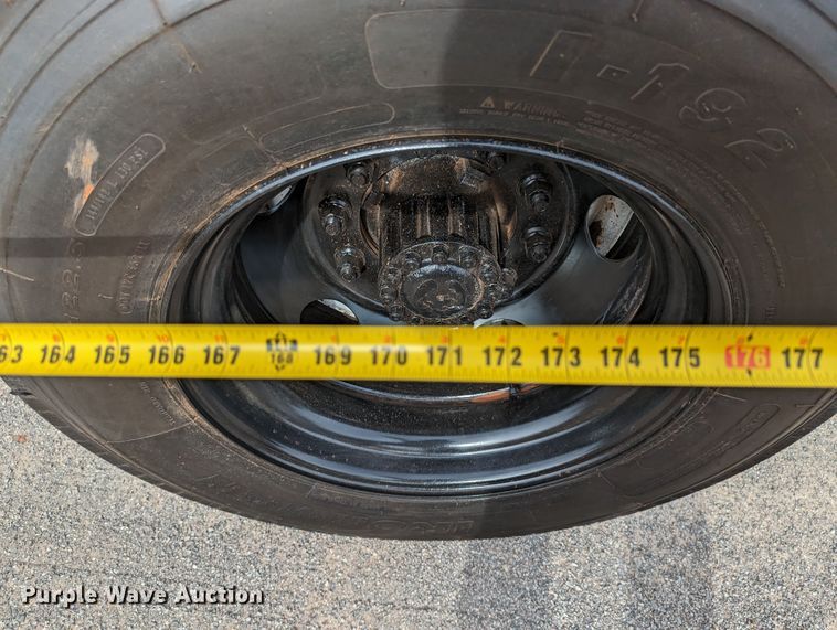 image for item DR6835 1999 Ford F800  truck cab and chassis