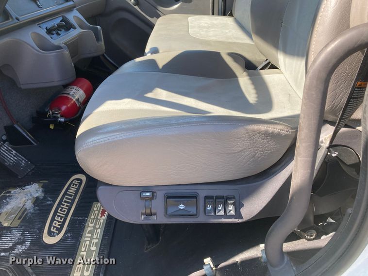 image for item HN9819 2016 Freightliner Business Class M2  box truck