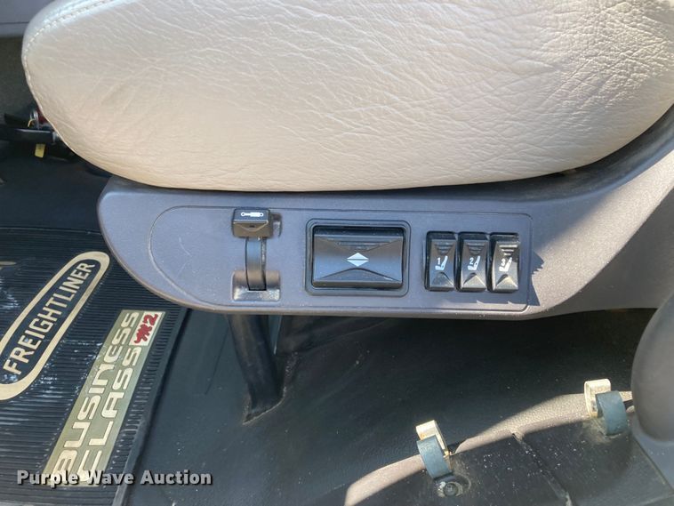 image for item HN9819 2016 Freightliner Business Class M2  box truck