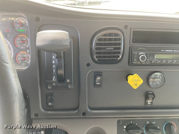 image for item HN9819 2016 Freightliner Business Class M2  box truck