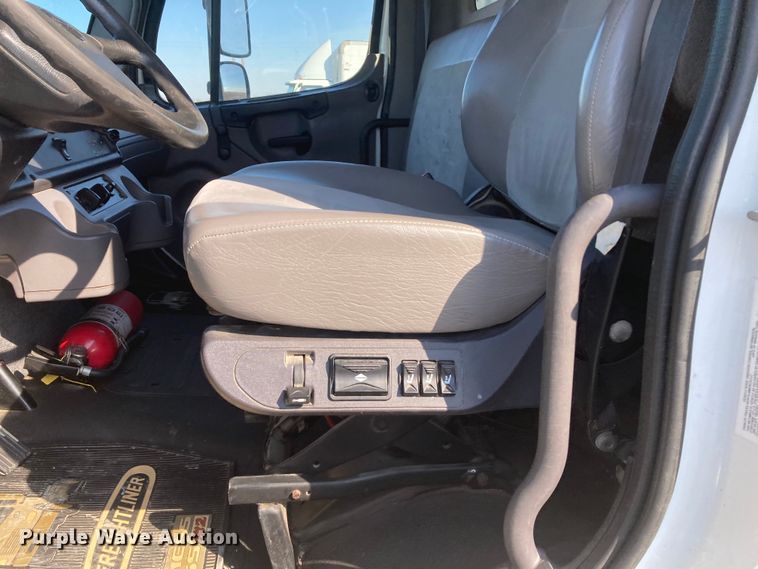 image for item HN9820 2016 Freightliner Business Class M2  box truck