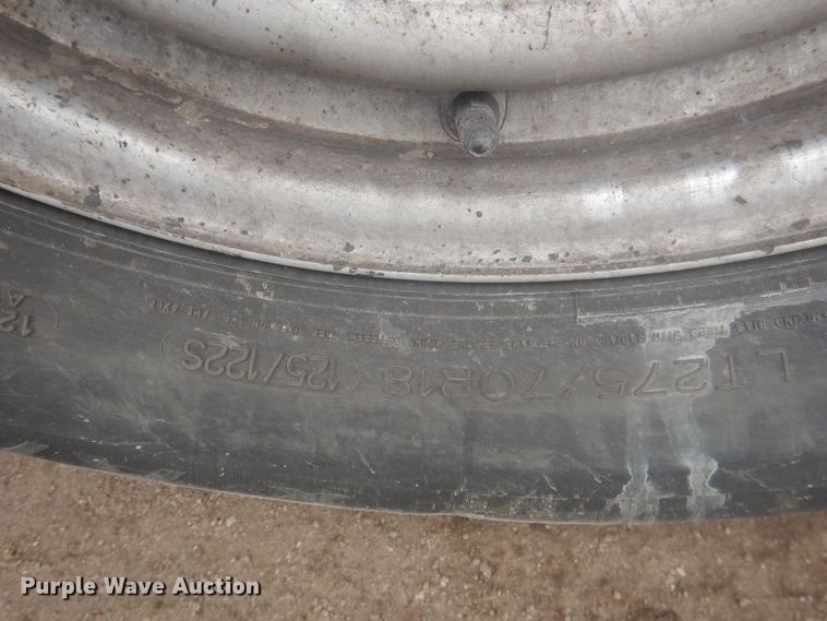 image for item HU9466 2015 Ford  F350 Super Duty  flatbed pickup truck