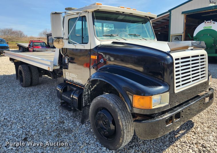 image for item JB9551 1996 International 4700  rollback truck