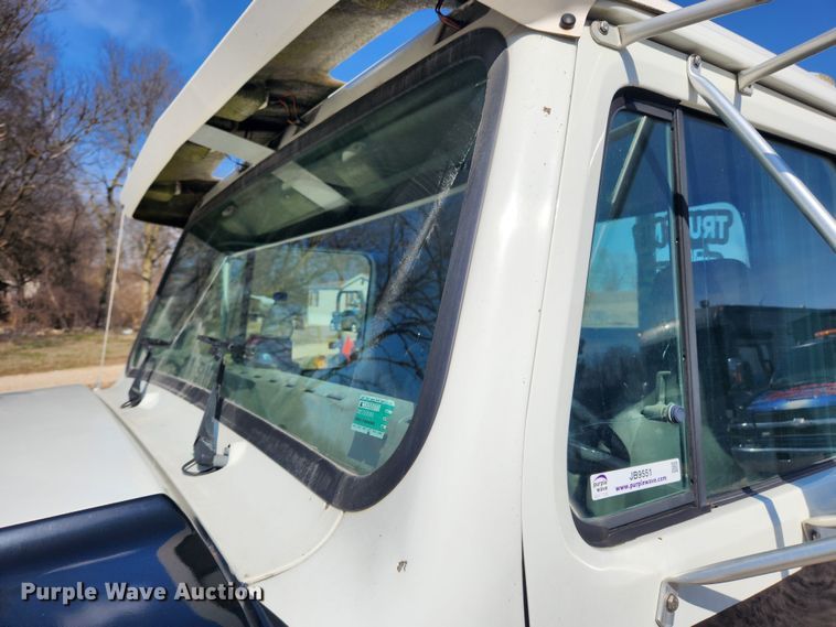 image for item JB9551 1996 International 4700  rollback truck