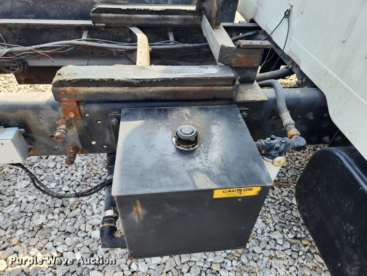 image for item JB9551 1996 International 4700  rollback truck