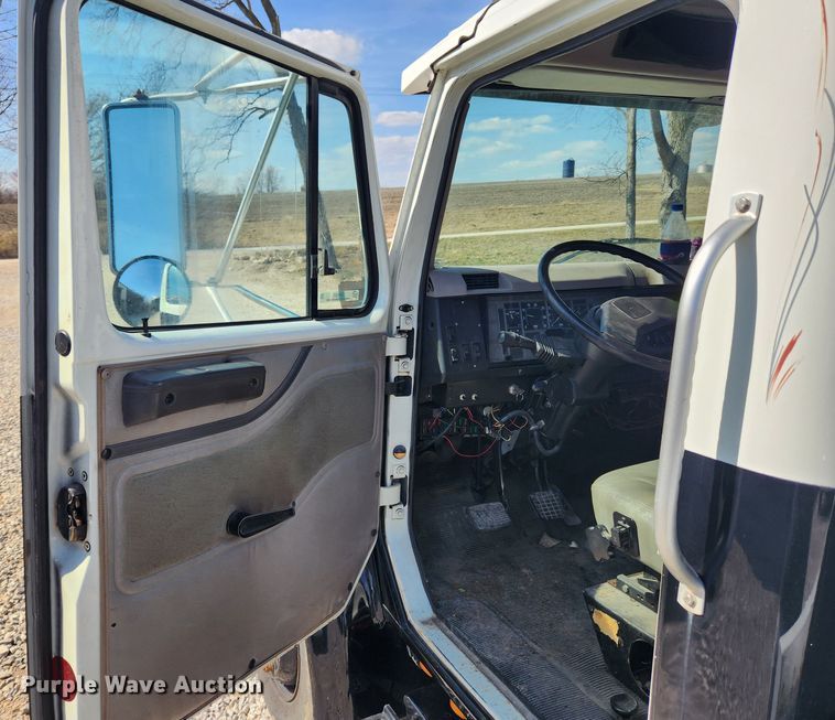 image for item JB9551 1996 International 4700  rollback truck