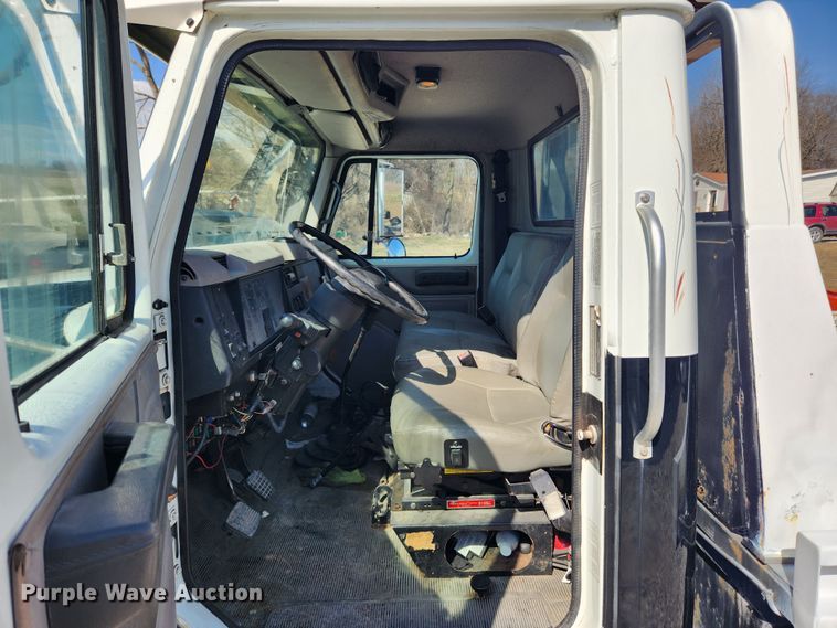 image for item JB9551 1996 International 4700  rollback truck