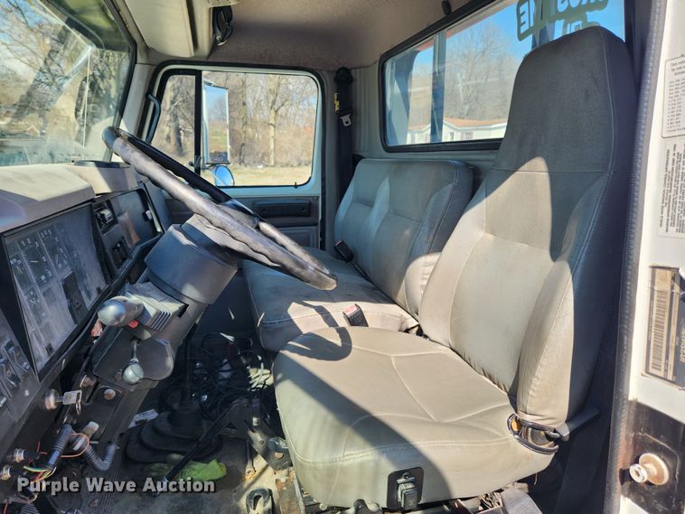 image for item JB9551 1996 International 4700  rollback truck