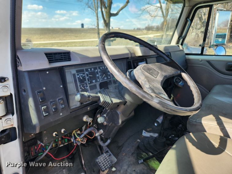 image for item JB9551 1996 International 4700  rollback truck