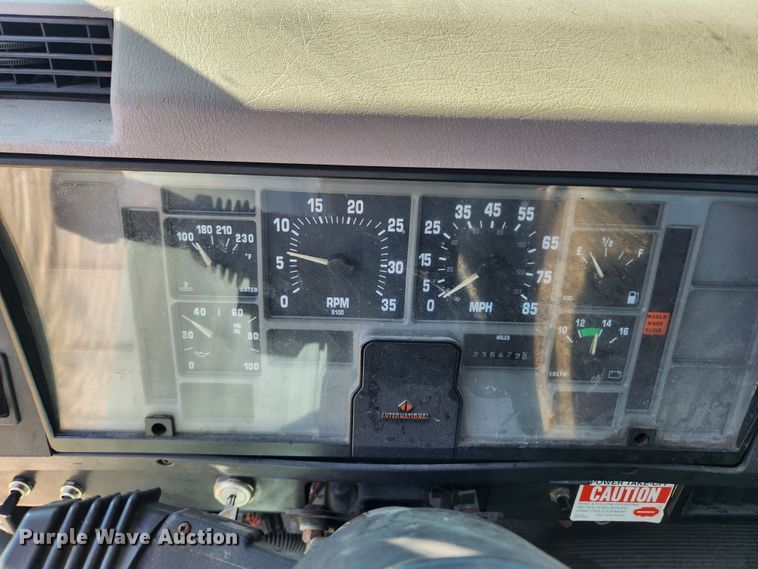 image for item JB9551 1996 International 4700  rollback truck