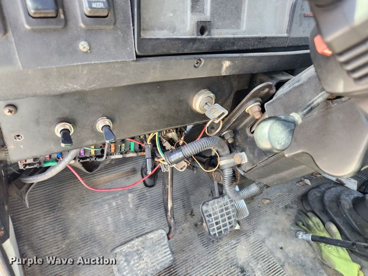 image for item JB9551 1996 International 4700  rollback truck