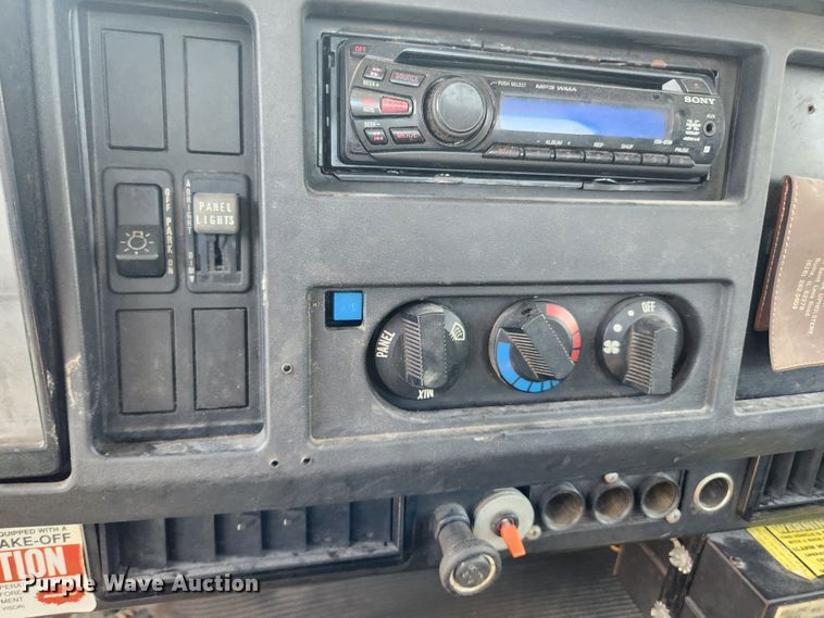 image for item JB9551 1996 International 4700  rollback truck