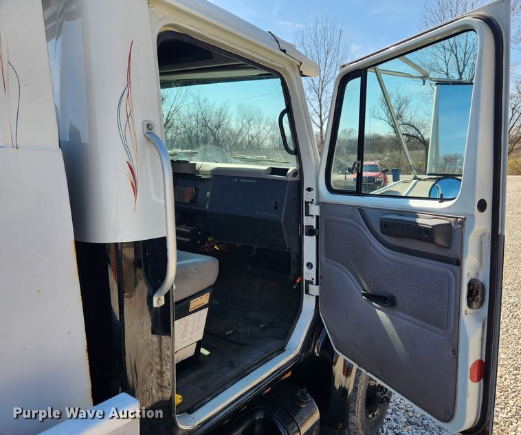 image for item JB9551 1996 International 4700  rollback truck