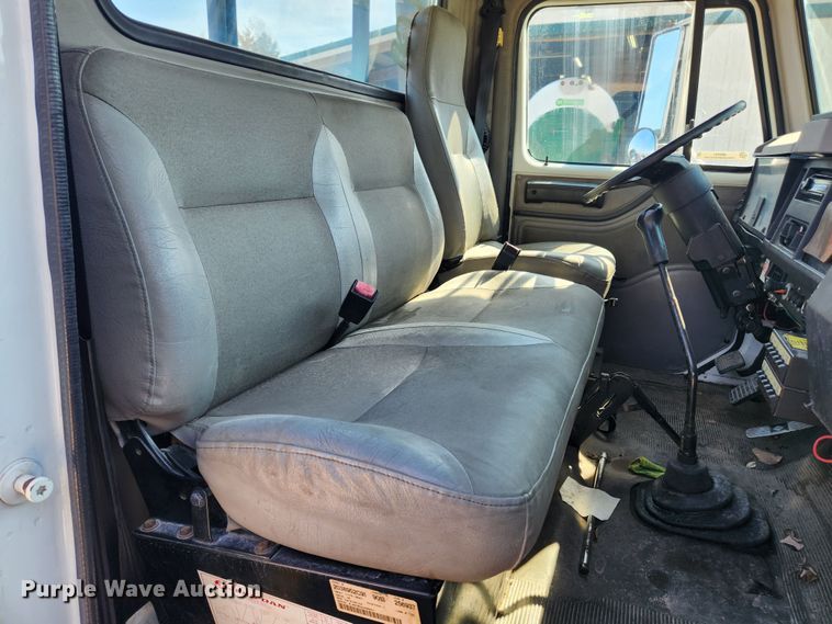 image for item JB9551 1996 International 4700  rollback truck