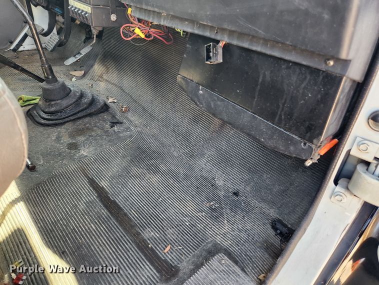 image for item JB9551 1996 International 4700  rollback truck