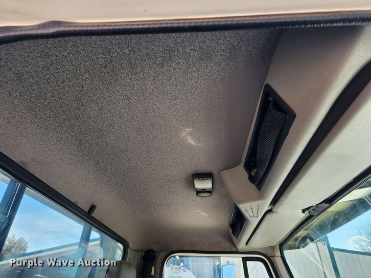 image for item JB9551 1996 International 4700  rollback truck